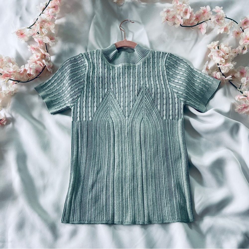 Fitted Green Ribbed Blouse with Chevron Design